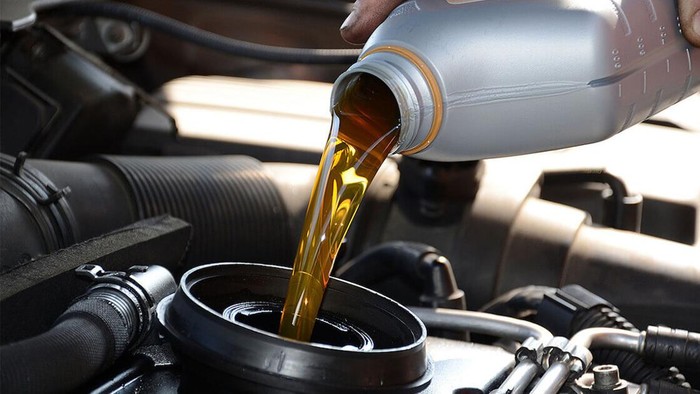 Kapan Ganti Oli Mobil? Jarak Tempuh atau Waktu Pakai?